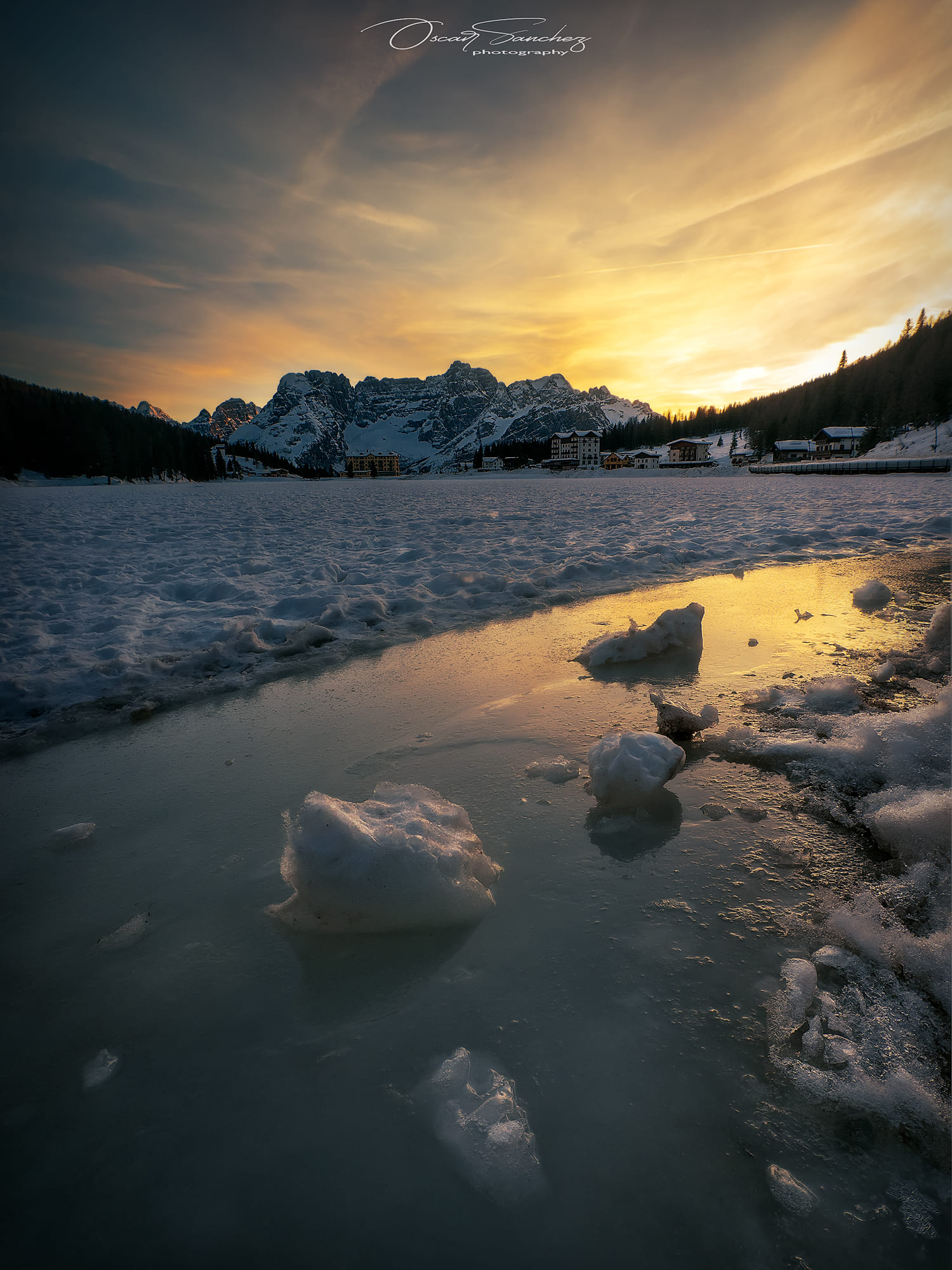 Amanecer en los Alpes Nevados